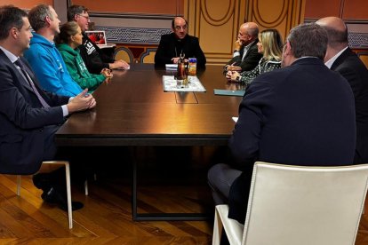 Representantes de Hogares Lázaro, de la archidiócesis de Pamplona, de la Fundación Unzu Oroz y de Caja Rural de Navarra, durante el acto de firma del convenio.