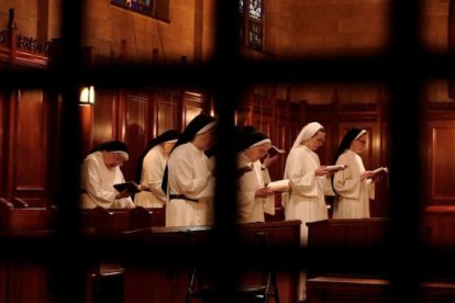Las dominicas de Connecticut rezan el oficio en el coro.
