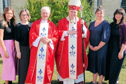 El padre John Morrill con sus cuatro hijas y el obispo Peter Collins, tras su ordenación sacerdotal.