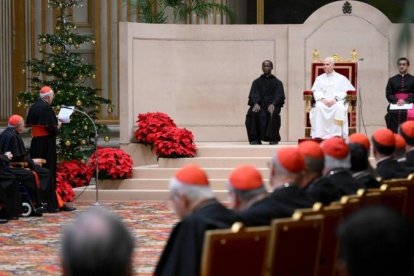 El cardenal Giovanni Battista Re, quien fuera sustituto de la Secretaría de Estado y prefecto del Dicasterio para los obispos, se dirige al Papa ante los miembros de la Curia.