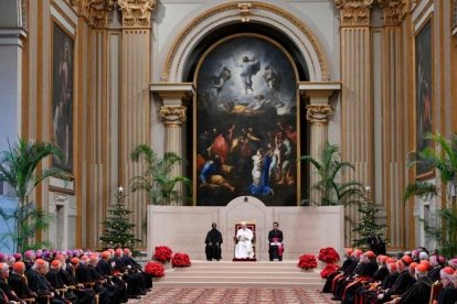 El Aula de las Bendiciones, presidida por una copia de la  impresionante 'Transfiguración' de Rafael.