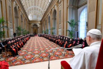 León XIV pidió a la Curia ser consciente de su labor misionera y de que su fuerza, tanto hacia dentro como hacia fuera, es la comunión en Cristo.