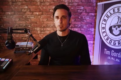 Timothy Gordon, en el estudio de su canal, cuyo nombre no tiene complejos: 'Rules for Retrogrades [Normas para retrógrados]'.