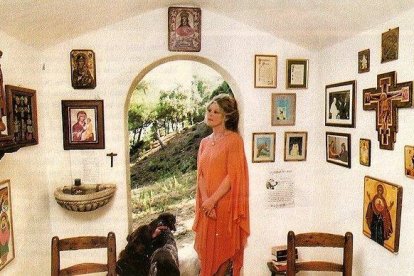 Brigitte Bardot en la capilla de su casa.