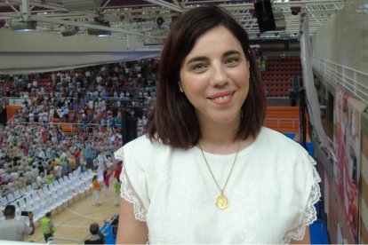 Rosa Vera en verano de 2025 en la Asamblea Nacional de la Renovación Carismática, cuando cuenta su testimonio a Nuevo Pentecostés