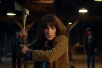 Winona Ryder, que es Joyce en Stranger Things, es una madre harta de horrores, con un hacha