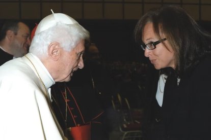 Elizabeth Lev es una historiadora de arte estadounidense, con títulos de la Universidad de Chicago y la Universidad de Bolonia. En la imagen, con el Papa Benedicto XVI.