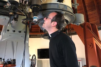 El padre Álvaro, durante la visita al Observatorio Vaticano