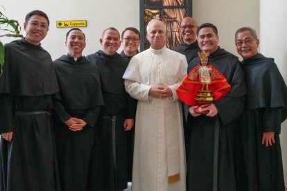 León XIV con agustinos filipinos y el Santo Niño de Cebú; históricamente, los agustinos siempre dedicaron muchos esfuerzos a Filipinas