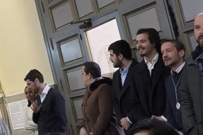 Juan, el tercero por la derecha, esperando a recibir el bautismo.