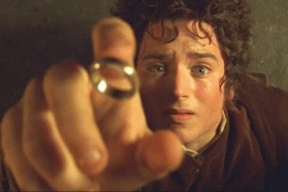 Frodo (Elijah Wood), bajo la tentación del Anillo en 'El Señor de los Anillos. La Comunidad del Anillo' (Peter Jackson, 2001).