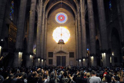 El 'espectáculo del ocho' producido por el rosetón de la catedral de Palma.