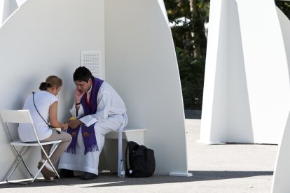 Una mujer se confiesa en el Parque del Retiro de Madrid en 2011, durante la Jornada Mundial de la Juventud