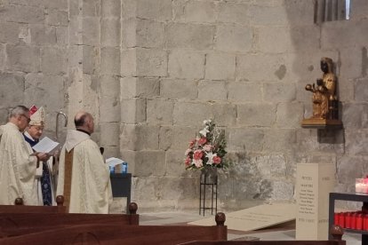 En la columna de granito se pueden leer los nombres de los siete beatos.