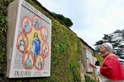 León XIV bendice el mosaico de las advocaciones marianas de Perú, situado justo enfrente de la estatua de Santa Rosa de Lima.
