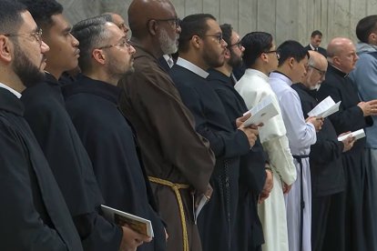 Miembros de distintas órdenes religiosas asisten a la misa de la Presentación del Señor en la basílica de San Pedro.