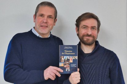 Benoît de Blanpré (a la izquierda de la foto) y Thomas Oswald muestran su libro 'Testigos de la Esperanza', editado por Artège.