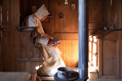 Monje cartujo leyendo la Lectio Divina en su celda©️chartreux.org