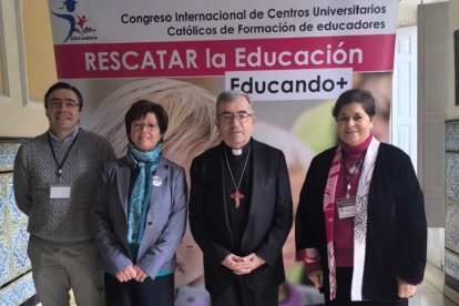 El arzobispo Lui Argüello en el Congreso Educar Merece la Pena; a un lado, Mª del Rosario Sáez Yuguero, de la Ucav; al otro, Álvaro Antón y Mª Carmen Madrid, del EUM Fray Luis de León