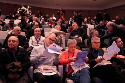 Sacerdotes ocupan las butacas en la Fundación Pablo VI para el primer día del Convivium, reunión de curas de Madrid