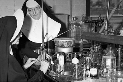 Monjas en un laboratorio químico de los años 50 en Riley, Universidad de Notre Dame