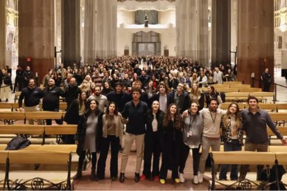 Jóvenes católicos se fotografían al terminar la misa en la Sagrada Familia de Barcelona por los 10 años de Effetá en la diócesis