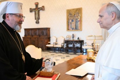 El arzobispo Shevchuk entrega la escultura de Luciano Capriotti al Papa León XIV