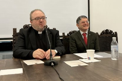 El primer conferencia, el Dr. Martín Rubio junto a Martín Ibarra.