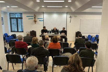 Una foto tomada desde el fondo de la sala.