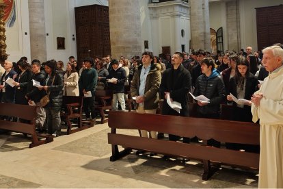 Unos 50 adultos en los Ritos de Ingreso al catecumenado de 2026 en la catedral de la Magdalena en Getafe