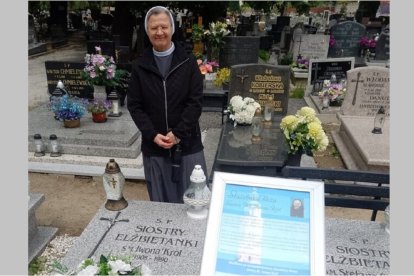 La postuladora de las isabelinas en la tumba de Sor Iwona Król en Wschowa