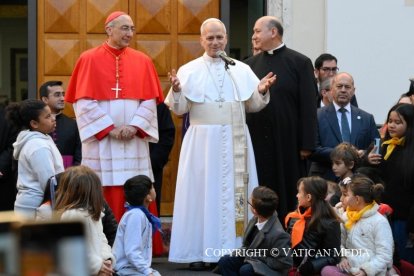 El Papa se mostró muy cercano con los cientos de feligreses con los que se reunió.