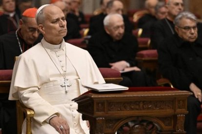 León XIV escucha al obispo Erik Varden hablar sobre San Bernardo.