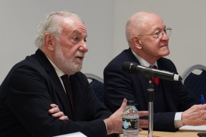 Jaime Mayor Oreja junto al filósofo francés Rémi Brague, en la presentación de su libro A Cada Uno Según su Necesidad
