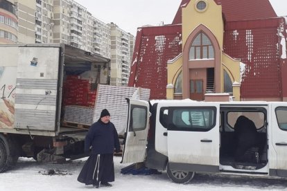 Uno de los camiones con ayuda de Cáritas Cracovia llega a una parroquia ucraniana en febrero de 2026