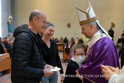 León XIV animó a los feligreses a anunciar el Evangelio y dar a conocer a Jesús en el barrio.