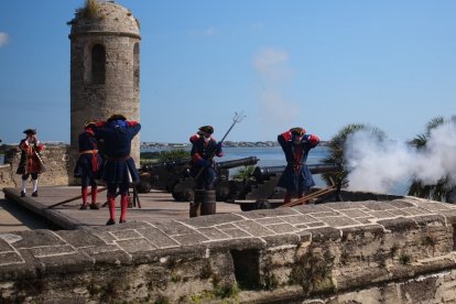 Soldados hispanos del siglo XVIII en el Fuerte San Marcos en Florida, en We The Hispanos; es la época de la Gran Promesa a Bernardo de Hoyos