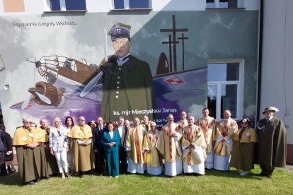 Mural de Mieczysław Janas. Junto con 23 capellanes del ejército polaco, es candidato para entrar en el proceso de beatificación de los Mártires del Este (1818-1989).
