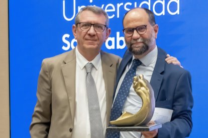 José Luis Restán, de Ábside Media, con Juan Orellana, Premio CinemaNet a una Trayectoria Humanista
