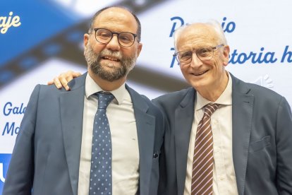 El crítico de cine y profesor Juan Orellana con el veterano periodista impulsor de CinemaNet, Daniel Arasa, en los premios de 2026
