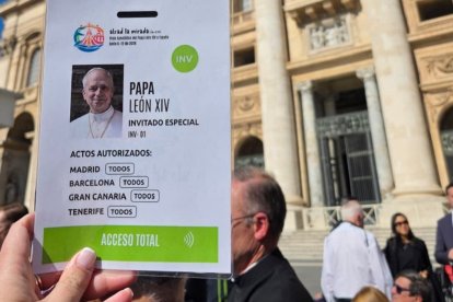 Por si alguien lo duda, la inscripción permite al Papa León XIV acceso total a todos sus eventos en su propio viaje... un guiño divertido