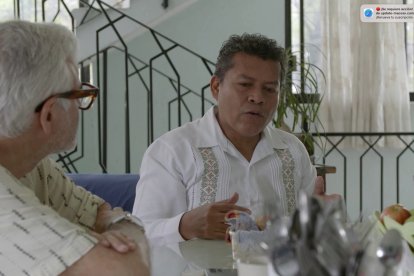 Fernando de Haro junto a un sacerdote de Acapulco que acompaña a las “madres buscadoras” en la búsqueda de desaparecidos.