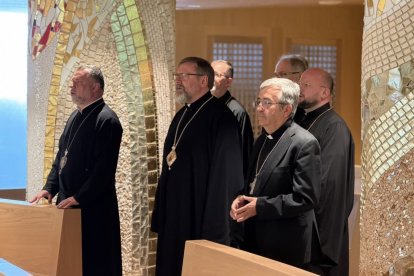 El arzobispo Argüello enseña a los obispos grecocatólicos ucranianos la capilla de teselas doradas de la Conferencia Episcopal