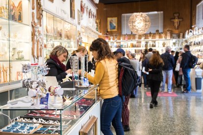 Peregrinos comprando en la tienda de Mondo Cattolico en el Vaticano