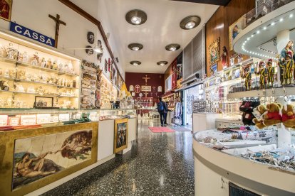La tienda de Mondo Cattolico en el Vaticano, posiblemente sea el local que mejor acceso tienen los peregrinos para llevarse un artículo religioso
