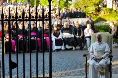 León XIV dirigió el rezo del Rosario en la Gruta de Lourdes de los Jardines Vaticanos.