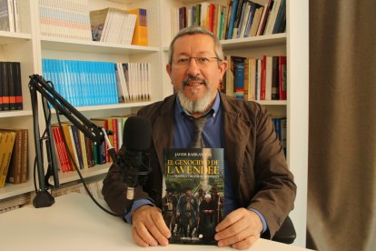 Javier Barraycoa con su libro 