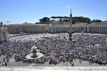 Bajo la ola de calor que padece Europa, el Papa rezó el Ángelus como cada domingo en la Plaza de San Pedro.