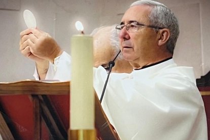 Don Manuel, en la misa celebración de su despedida de la parroquia Nuestra Señora de la Visitación, Las Rozas, Madrid