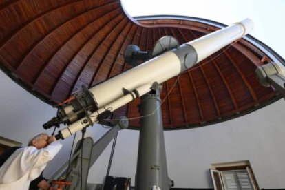 León XIV mirando por el telescopio del Observatorio Vaticano
